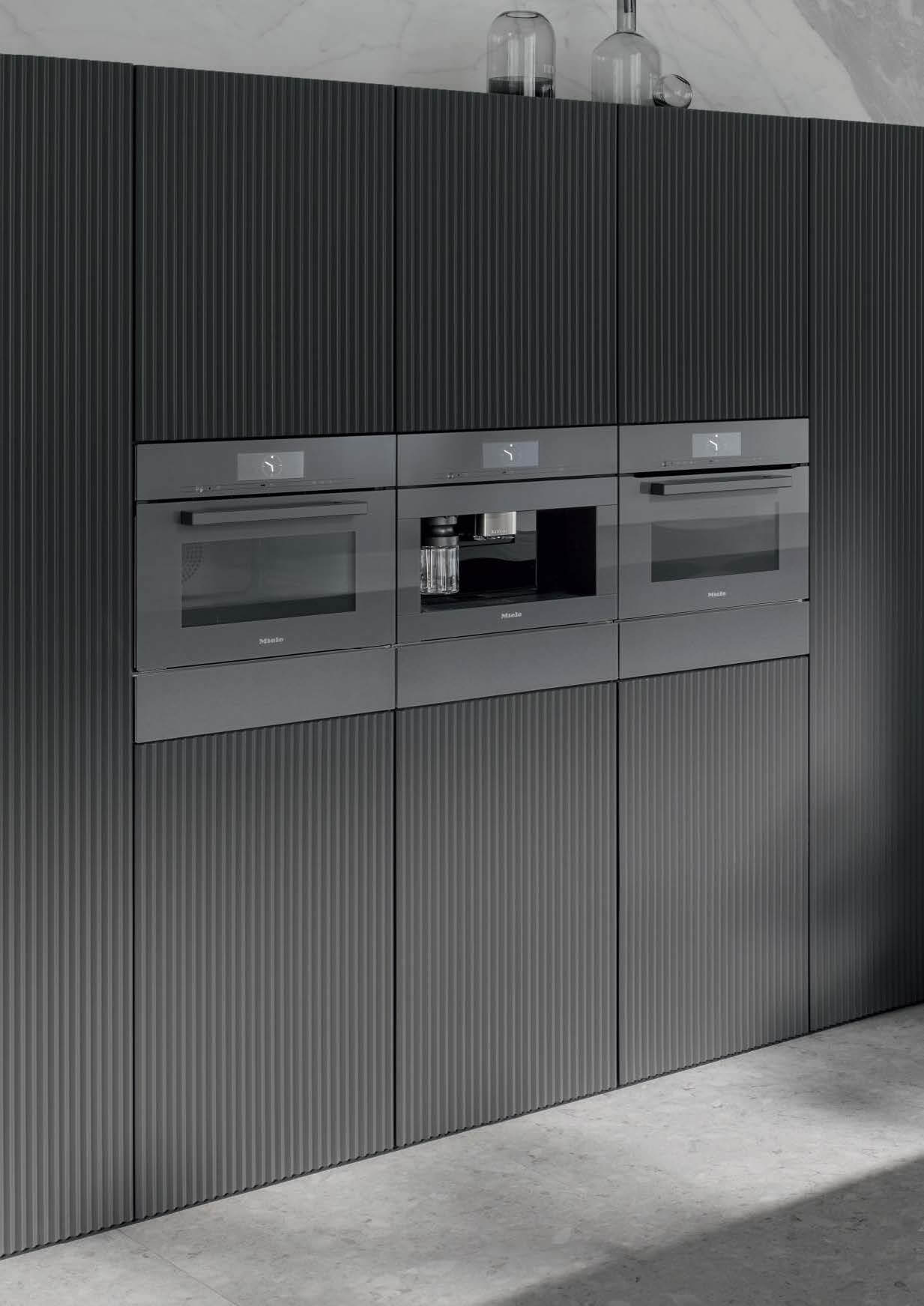 Miele-Einbaubackofen-Dampfgarer-Kaffeemaschine-grau