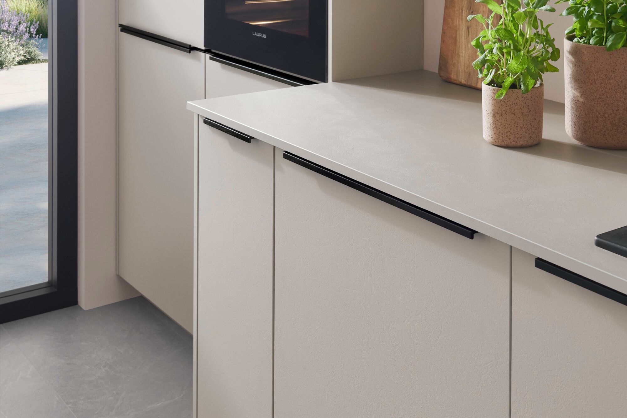 Nobilia-Look-Designkueche-mit-Insel-Sand-matt