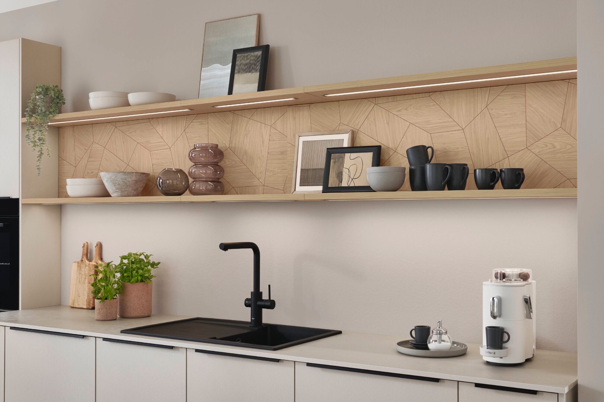 Nobilia-Look-Designkueche-mit-Insel-Sand-schwarze-griffleisten