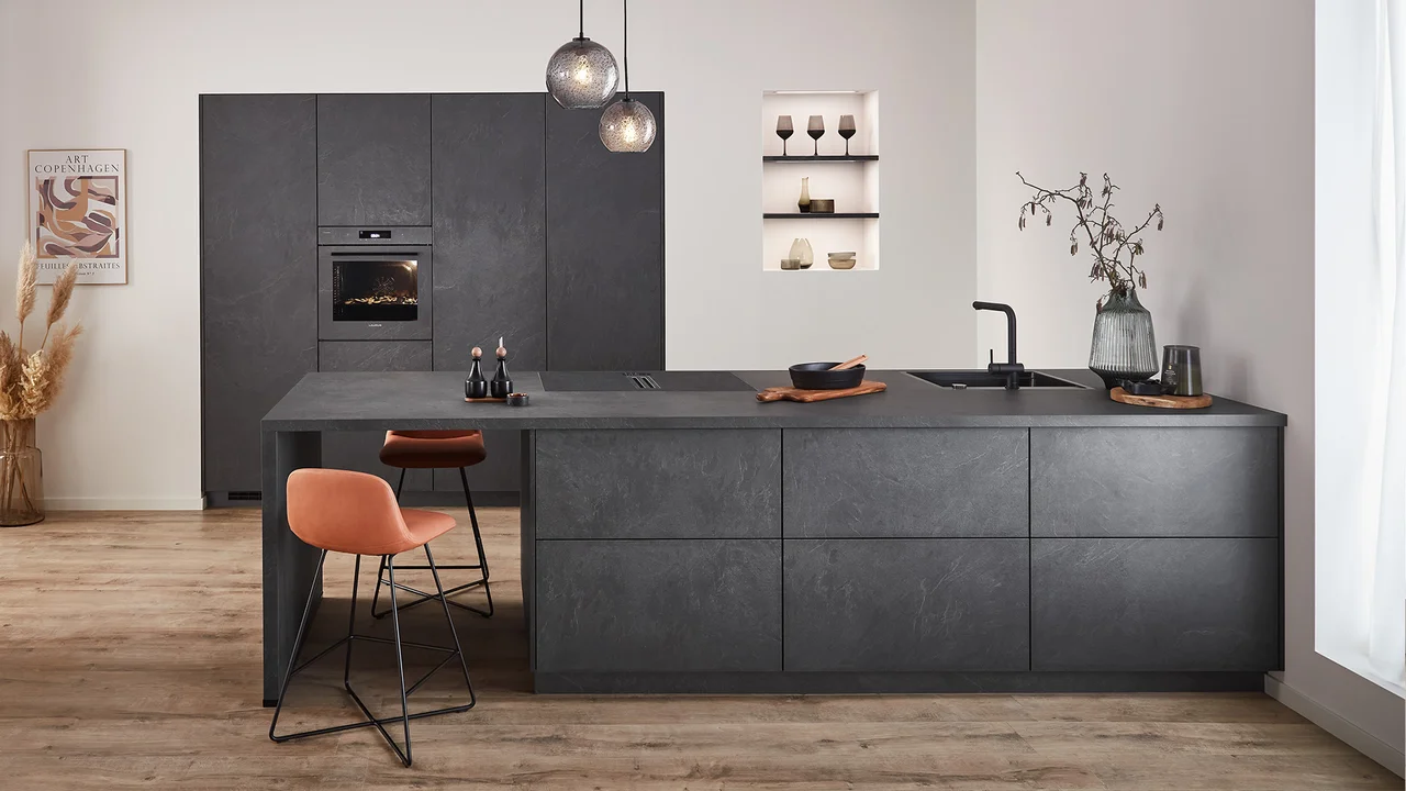 Nobilia-StoneArt-Designkueche-mit-Halbinsel-Grauschiefer