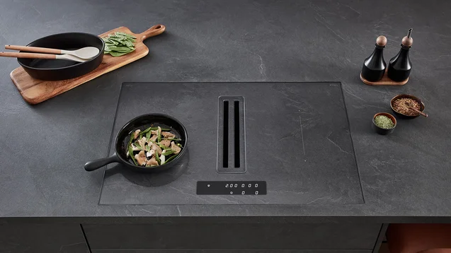 Nobilia-StoneArt-Designkueche-mit-Halbinsel-Induktionskochfeld-mit-Abzug